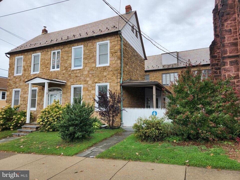 20 W 6th Ave in Conshohocken, PA - Building Photo