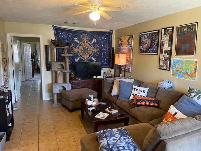 AUGUST 2026 PRE-LEASE!  Charming 3 Bed, 2  in College Station, TX - Building Photo - Building Photo