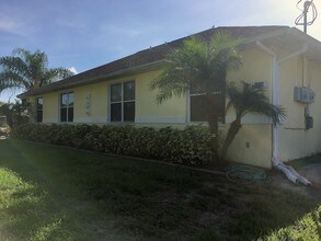 1940-1942 Passaic Ave in Ft. Myers, FL - Foto de edificio - Building Photo