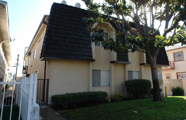 2332 Fairview St in Burbank, CA - Building Photo - Building Photo