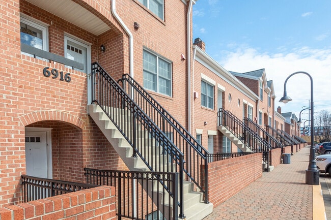 Falls Station Condominium in Arlington, VA - Foto de edificio - Building Photo