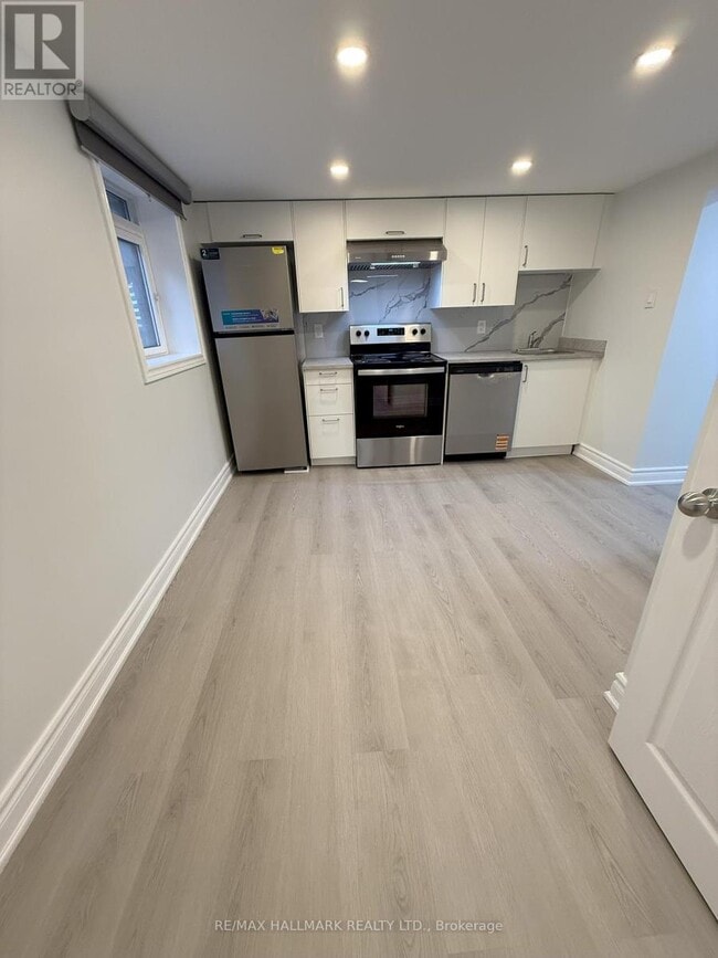 382 Burnhamthorpe Rd in Toronto, ON - Building Photo - Building Photo