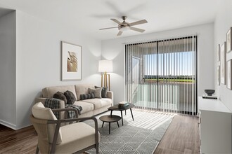 Redstone at  San Tan Village in Gilbert, AZ - Foto de edificio - Building Photo
