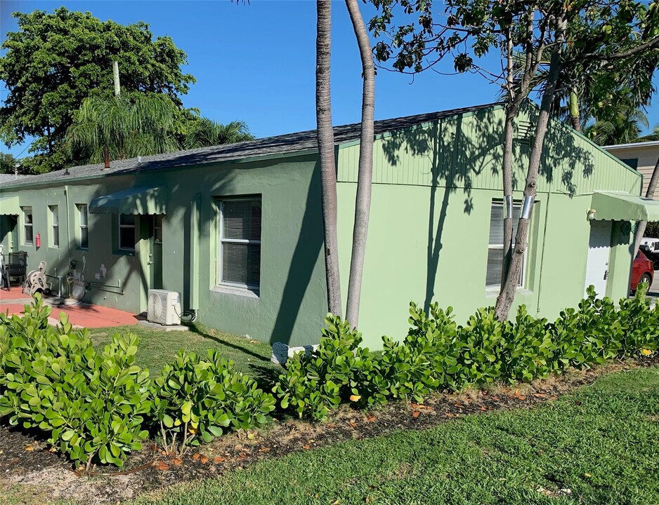 301 S Ocean Blvd in Pompano Beach, FL - Foto de edificio