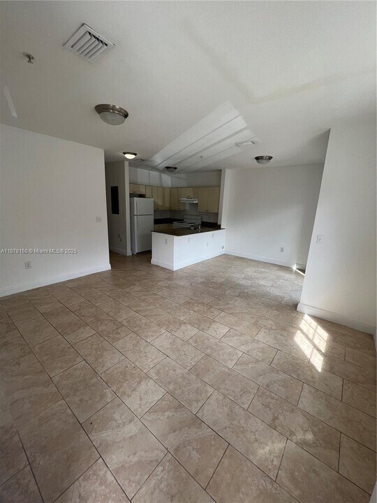 211 W 79th Pl in Hialeah, FL - Building Photo
