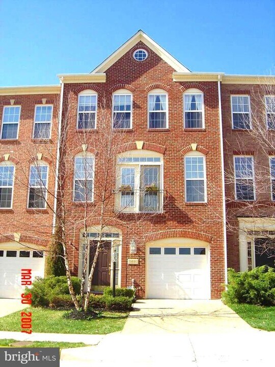 13630 Flying Squirrel Dr in Herndon, VA - Building Photo