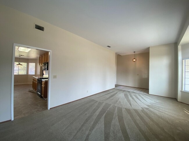 7601 Wynndel Way in Elk Grove, CA - Building Photo - Building Photo