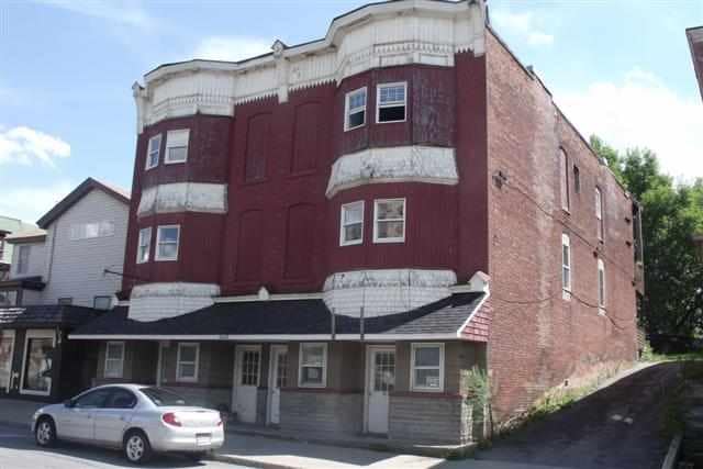 61 W Fulton St in Gloversville, NY - Foto de edificio