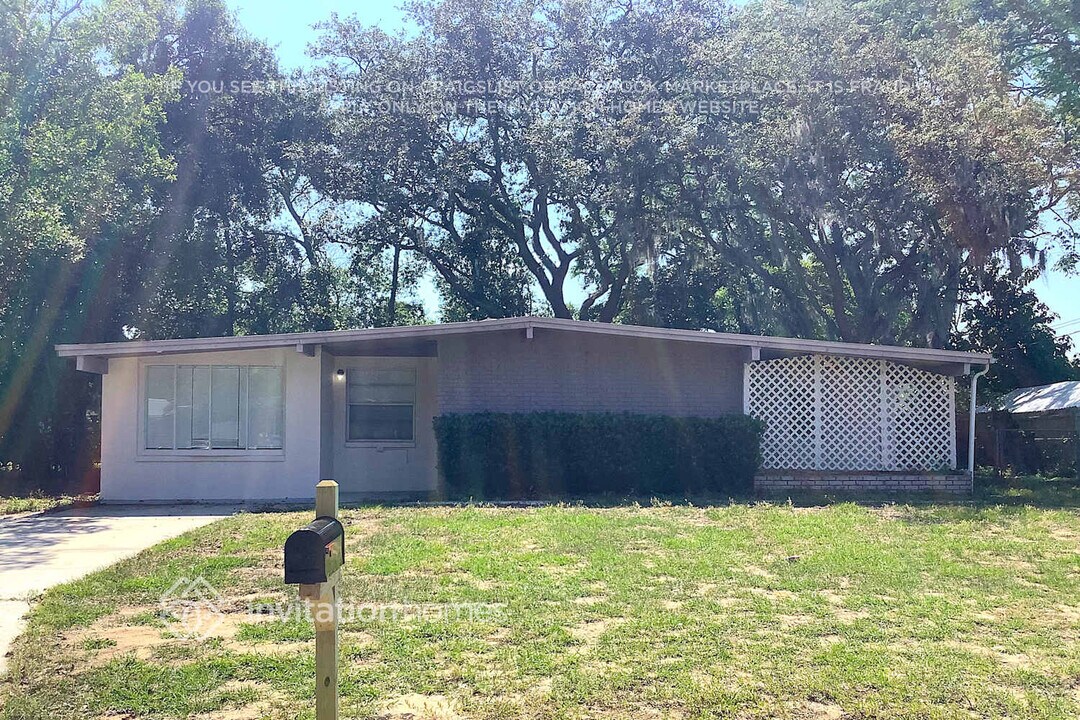 1110 E Camellia Dr in Brandon, FL - Building Photo