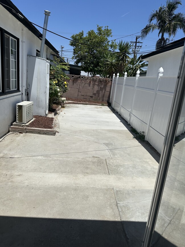 12108 Dunrobin Ave in Downey, CA - Building Photo - Building Photo