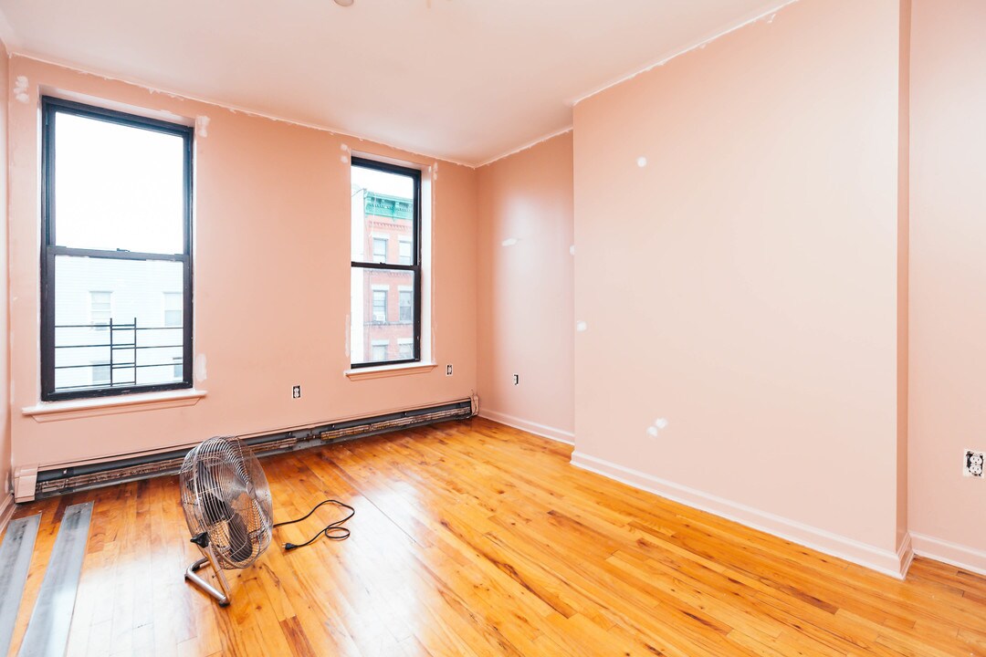 205 Knickerbocker Ave in Brooklyn, NY - Building Photo