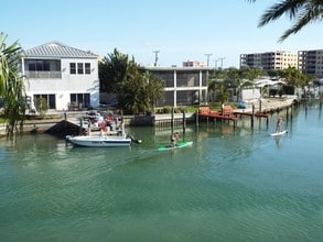 Waterfront Quadruplex in Treasure Island, FL - Foto de edificio - Building Photo