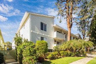 1535 Granville Ave in Los Angeles, CA - Foto de edificio - Building Photo