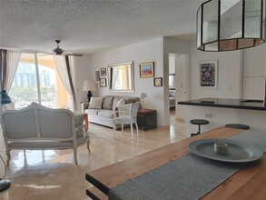 19877 E Country Club Dr in Miami, FL - Building Photo - Building Photo
