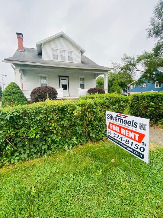 1512 Colegate Dr in Marietta, OH - Building Photo