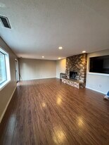 201 SW 4th St, Unit 2 in Troutdale, OR - Building Photo