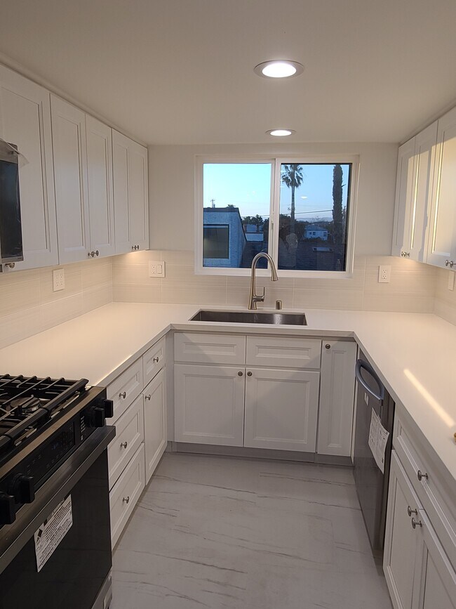 620 W Hyde Park Blvd, Unit 2b/2b  Full Remodel w AC