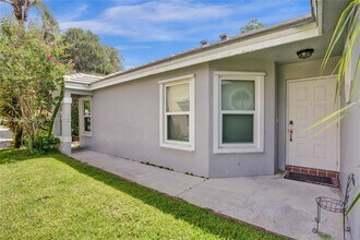 8820 Woodside Ct in Davie, FL - Building Photo - Building Photo