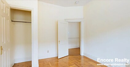 32 Queensberry St, Unit 9 in Boston, MA - Building Photo - Building Photo