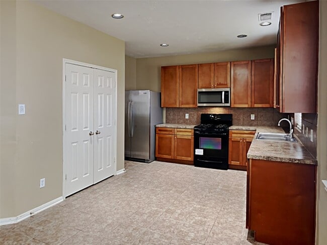 property at 1927 Makenna Ln