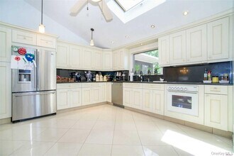 2 Thorne Ct in Bethpage, NY - Foto de edificio - Building Photo