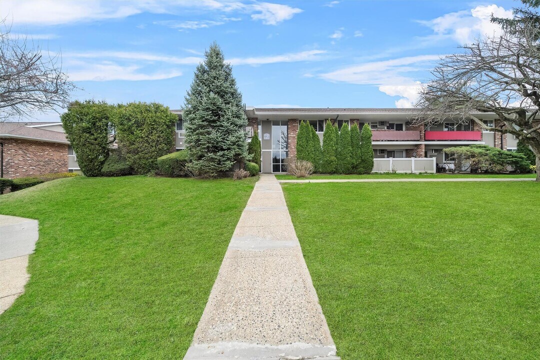 1414 Old Country Rd in Elmsford, NY - Building Photo