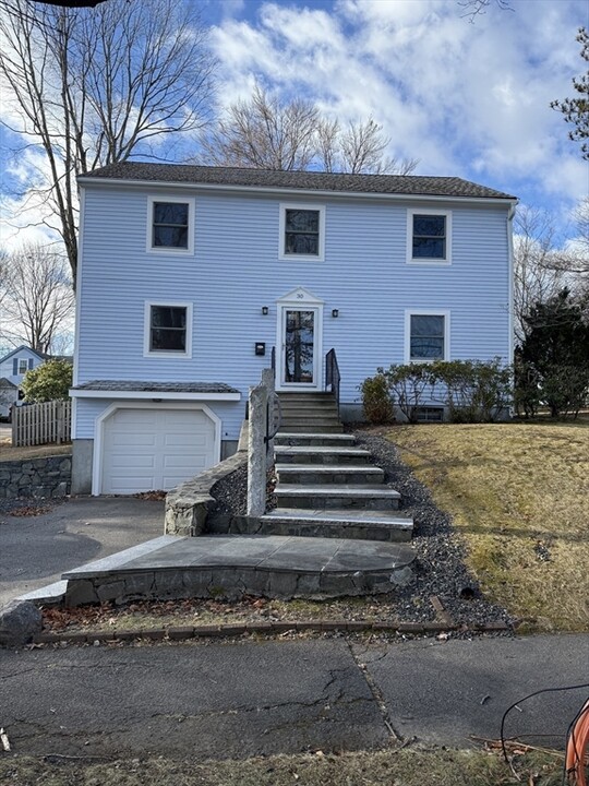 30 Donizetti St in Wellesley, MA - Foto de edificio