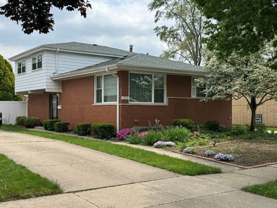 9713 S Kenneth Ave in Oak Lawn, IL - Building Photo