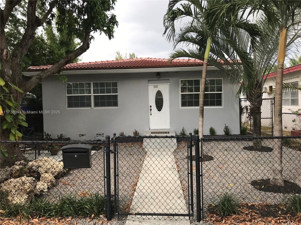 1847 Wiley St in Hollywood, FL - Building Photo