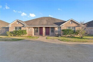 AUGUST PRE-LEASE!! 3 Bed, 3 Bath 2.5 miles in College Station, TX - Building Photo