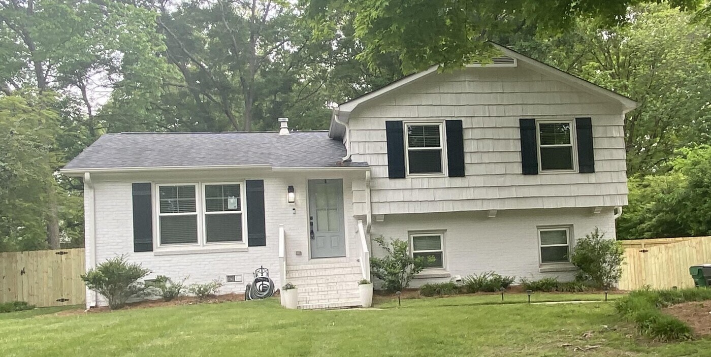 6725 Castlegate Dr in Charlotte, NC - Building Photo