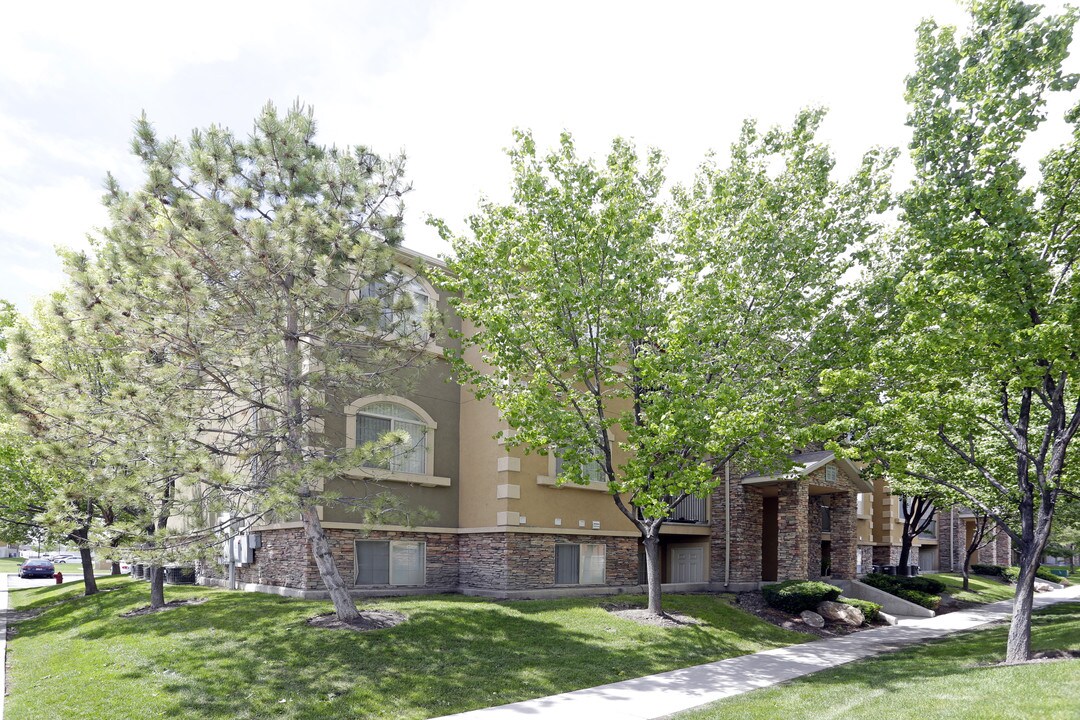 Village at Rivers Edge in West Valley, UT - Foto de edificio