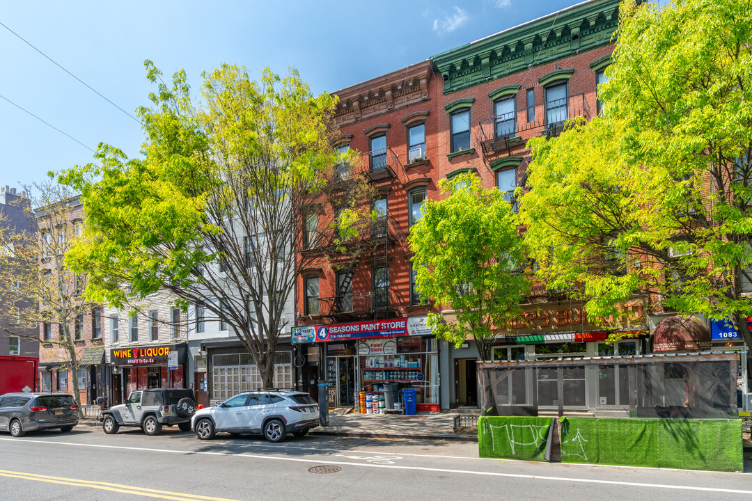 1077 Manhattan Ave in Brooklyn, NY - Building Photo