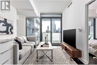 25 Richmond St E in Toronto, ON - Building Photo - Building Photo