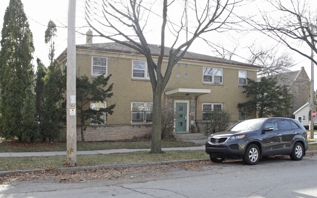1001 E Pleasant St in Milwaukee, WI - Foto de edificio - Building Photo