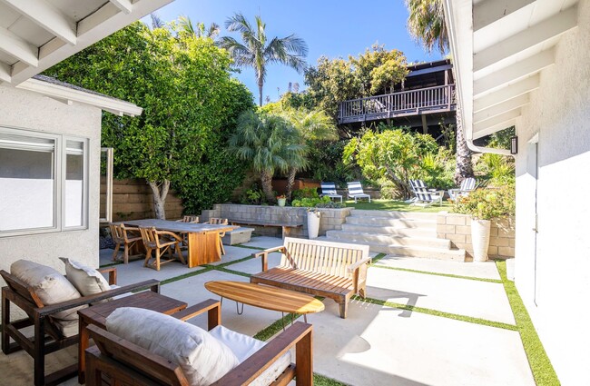 21563 Pacific Coast Hwy in Malibu, CA - Foto de edificio - Building Photo