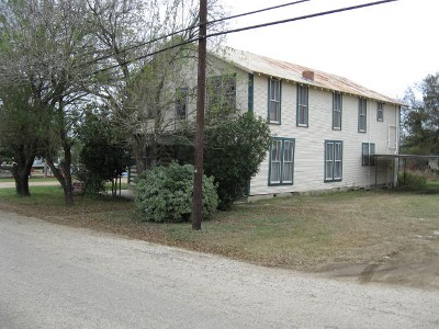 98 Edwards St in Charlotte, TX - Building Photo