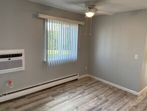 11 Winston Dr in Greece, NY - Foto de edificio - Building Photo