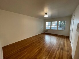 1124 Glenville Dr, Unit 2 in Los Angeles, CA - Building Photo