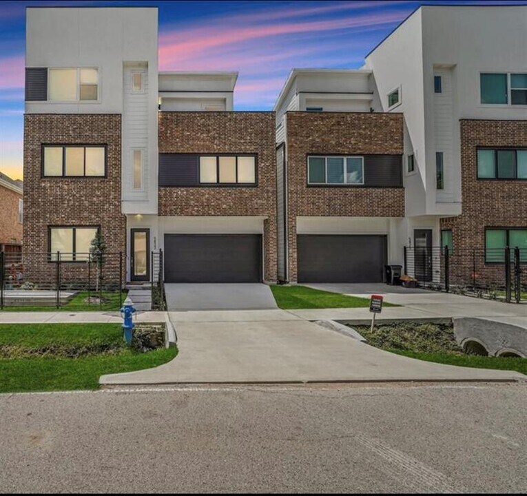 5823 Dolores St in Houston, TX - Building Photo
