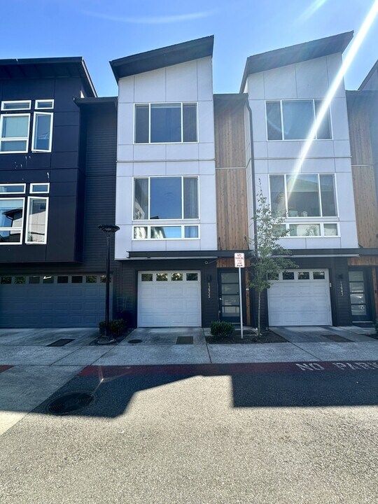 13955 NE 15th Ct in Bellevue, WA - Building Photo
