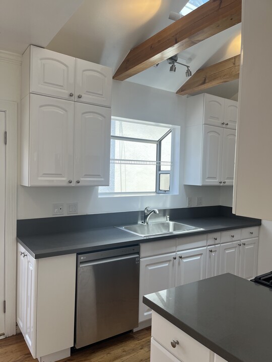 11037 Ohio Ave in Los Angeles, CA - Building Photo