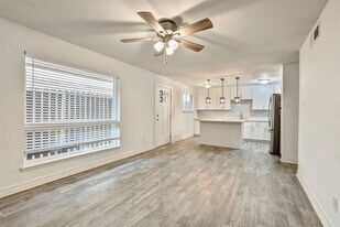 1529 Wirt Rd in Houston, TX - Building Photo