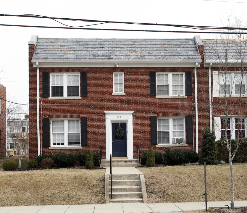 2221 40th Pl NW in Washington, DC - Foto de edificio