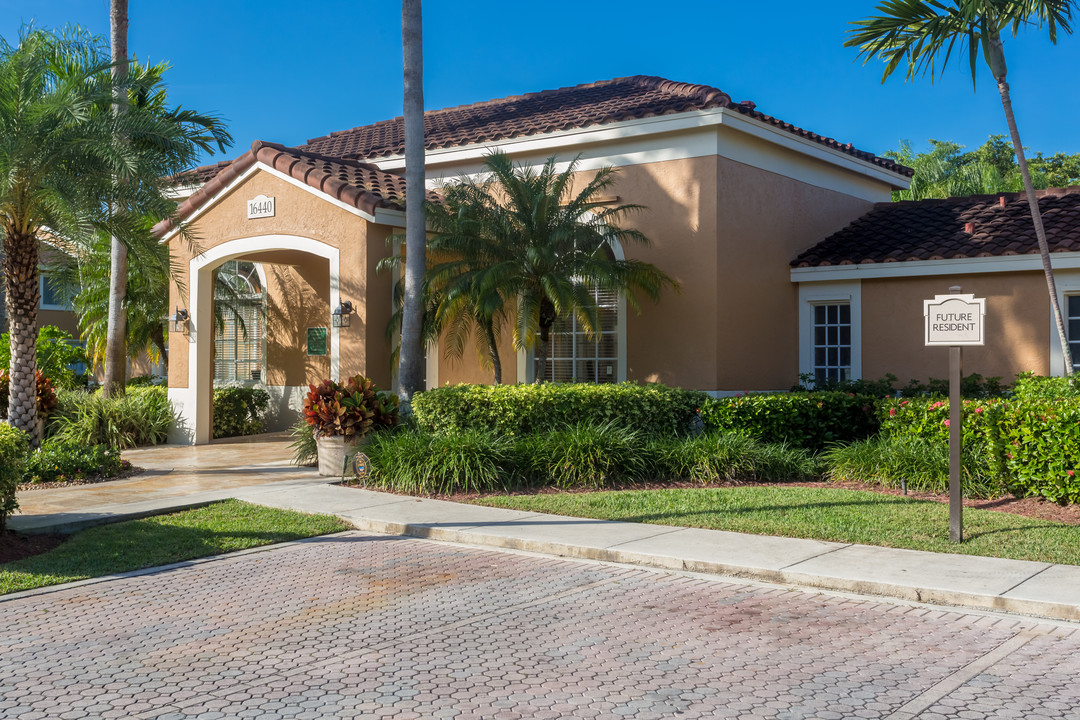 Winchester Gardens in Homestead, FL - Building Photo