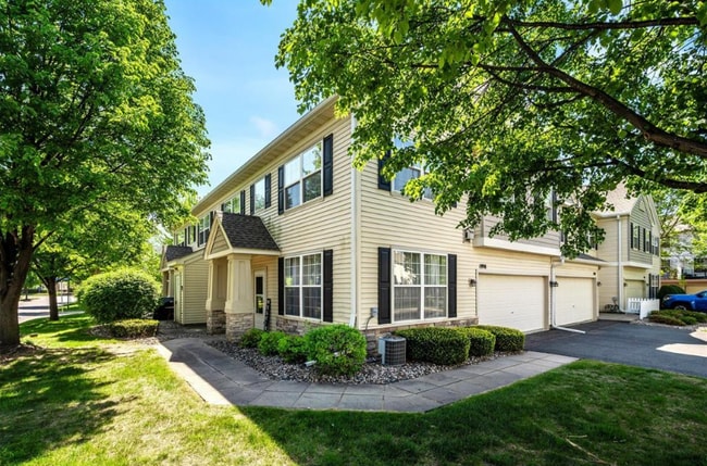 1998 Siefert St in Chaska, MN - Building Photo - Building Photo