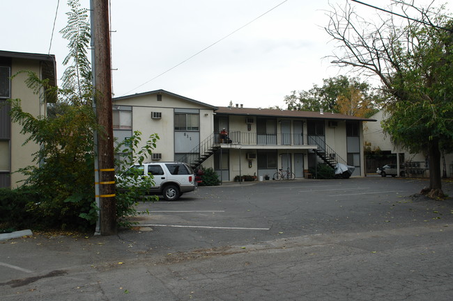 811 W 1st Ave in Chico, CA - Building Photo - Building Photo