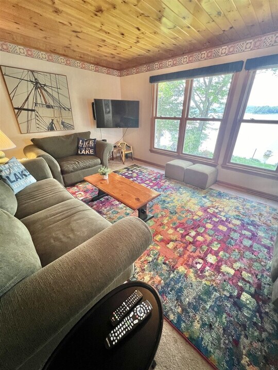 37 Crockett Rd in Raymond, ME - Foto de edificio