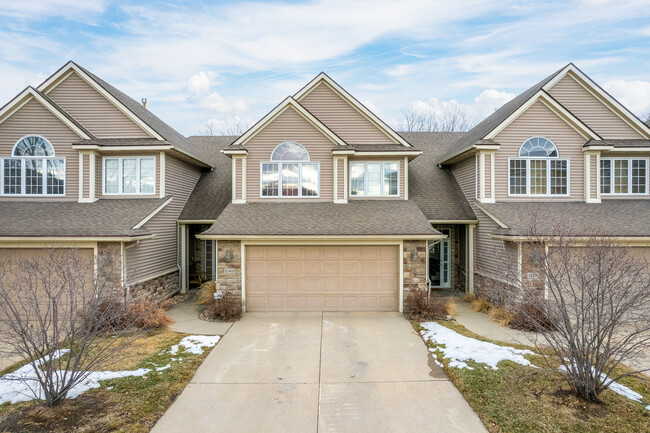 Diamond Ridge Townhomes in Clive, IA - Building Photo - Building Photo