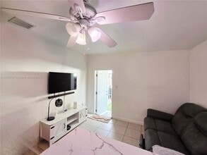 2951 NW 154th Terrace in Miami Gardens, FL - Foto de edificio - Building Photo